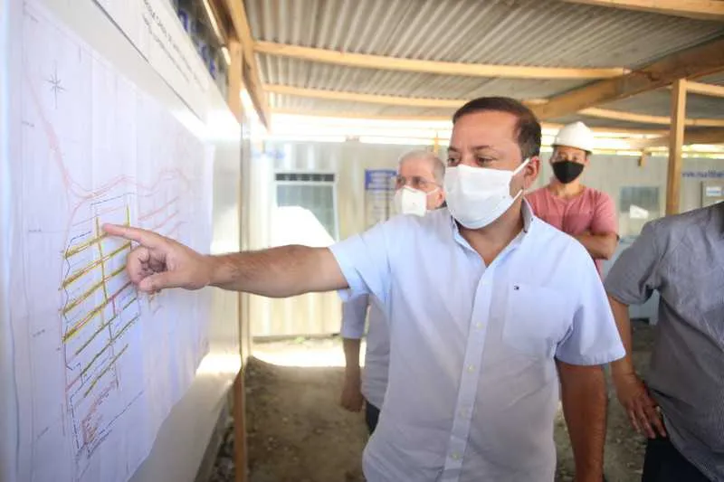Imagem ilustrativa da imagem Prefeito visita obras do loteamento Santo Antônio, na Região Oceânica