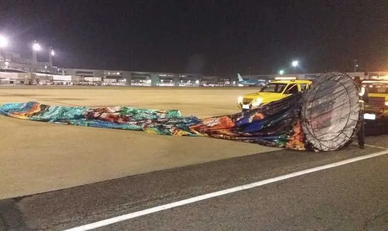 Imagem ilustrativa da imagem Homens invadem área restrita do aeroporto do Rio atrás de balão