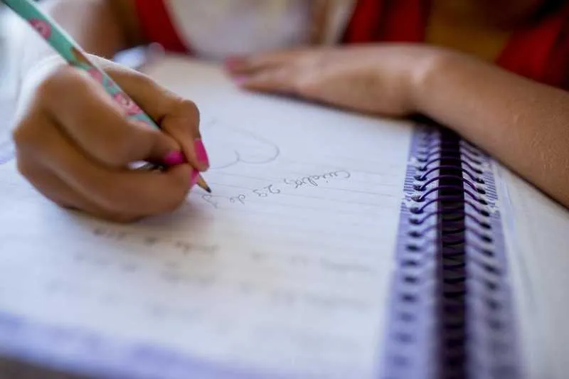 Bolsonaro assina decreto que deixa suspenso a obrigatoriedade de escolas e universidades cumprirem  a quantidade mínima de dias letivos