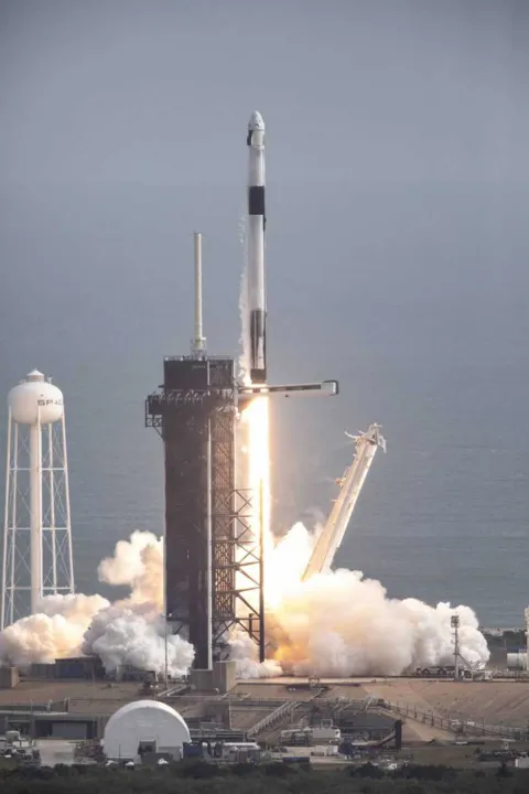 É a primeira vez que uma empresa privada faz um lançamento a órbita da Terra.