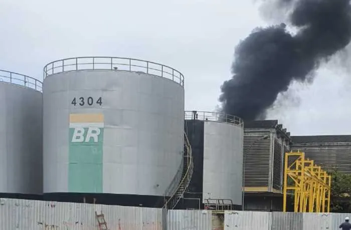 O fogo e a fumaça puderam ser vistos de vários pontos da região