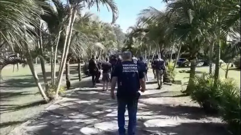 Entre as inspeções deste domingo, uma foi na Ilha de Guaratiba em uma casa de festas que promovia um evento, atividade ainda não liberada ao retorno