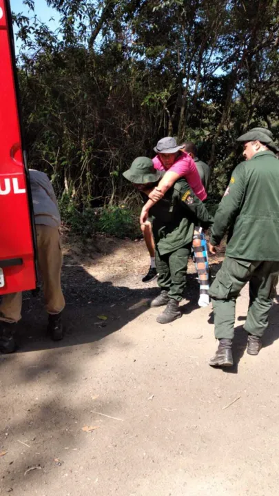 O homem estava quase no topo do Morro Santo Inácio quando escorregou e a perna esquerda ficou presa entre as pedras