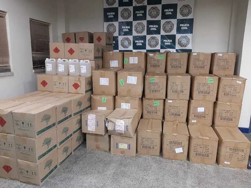 Mais de quarenta mil máscaras de proteção também foram apreendidas