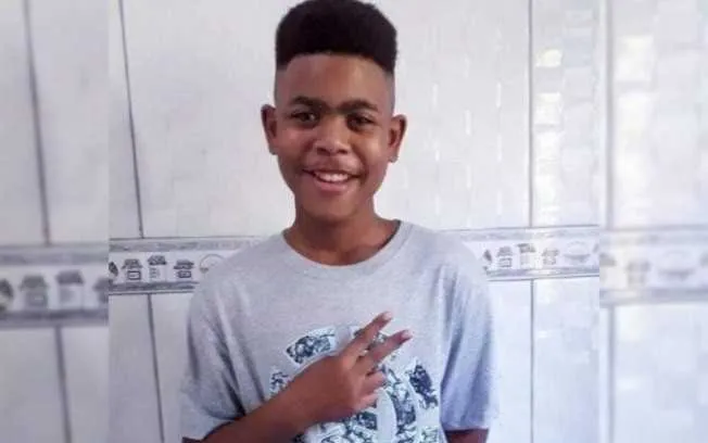 Policial que entrou na casa do adolescente João Pedro, entregou fuzil uma semana depois do crime