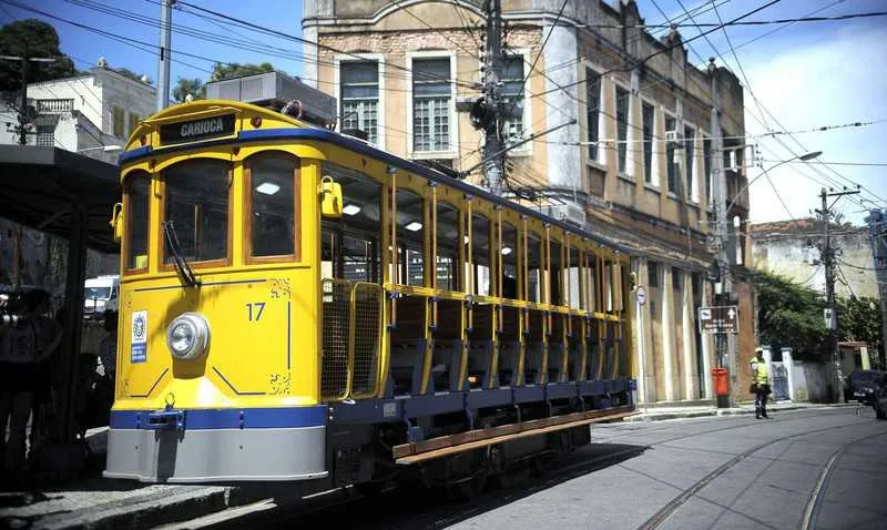  As viagens ocorrem a cada hora, intercalando dois trajetos