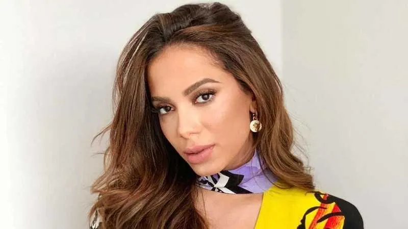 A cantora mostrou sua coleção de vibradores na internet 