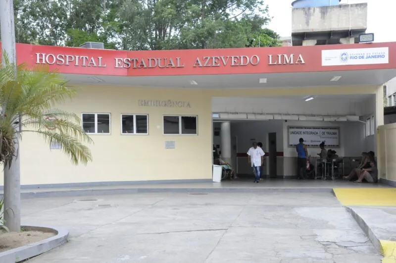  O jovem foi baleado na perna e socorrido para o Hospital Estadual Azevedo Lima, no Fonseca
