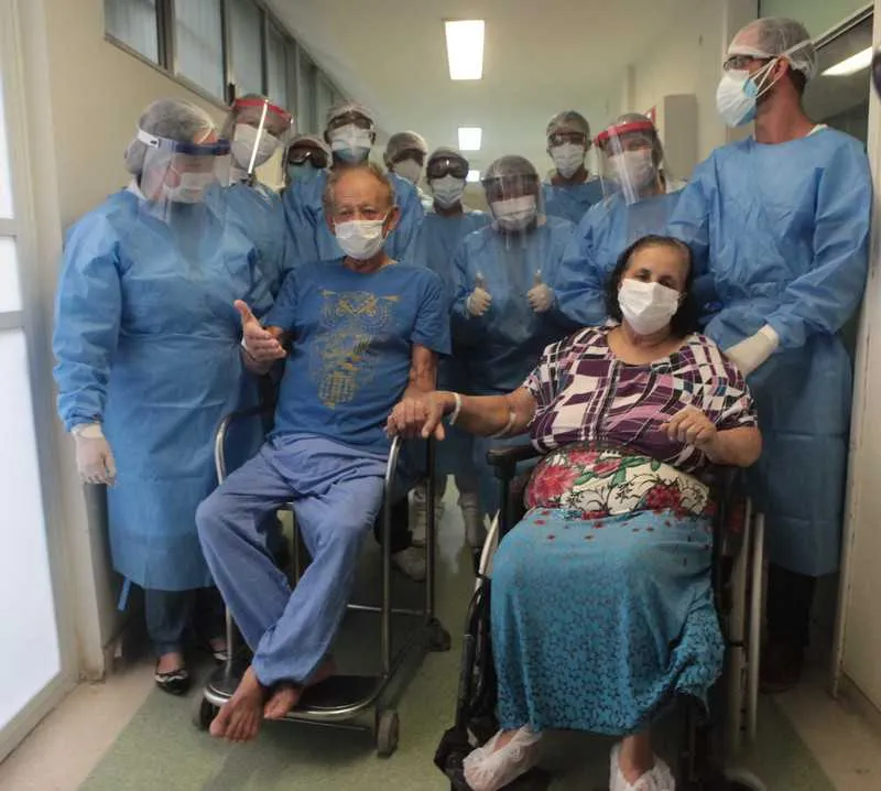 Maria do Carmo, de 76 anos, e Nazir Ferreira, de 83, estavam internados há 11 dias. Recuperado da Covid-19, médico da unidade também retorna ao trabalho
