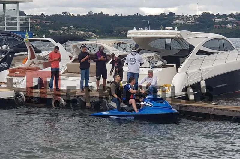 passeio de Bolsonaro pilotando jet-ski foi registrado em lago de Brasília  