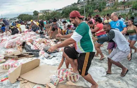  A pista ficou completamente fechada no sentido São Gonçalo em razão da carga derrubada na via.