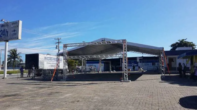 A montagem da estrutura de 10x20 metros está sendo feita ao lado da Unidade de Pronto Atendimento (UPA) do Parque Burle
