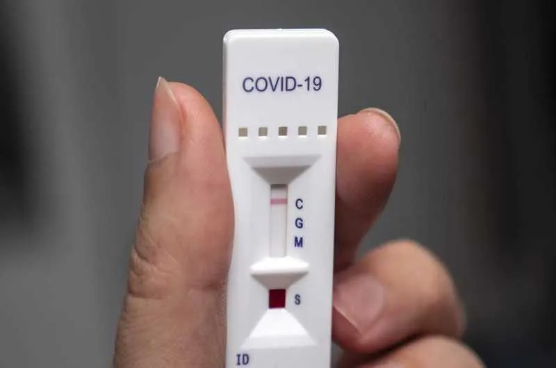 Os testes rápidos têm como população-alvo, exclusivamente, indivíduos com quadro respiratório agudo