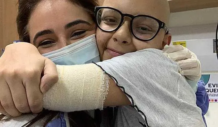 A adolescente Maria Eduarda, de 16 anos, está lutando contra um câncer raro e precisa de doação para custear o tratamento