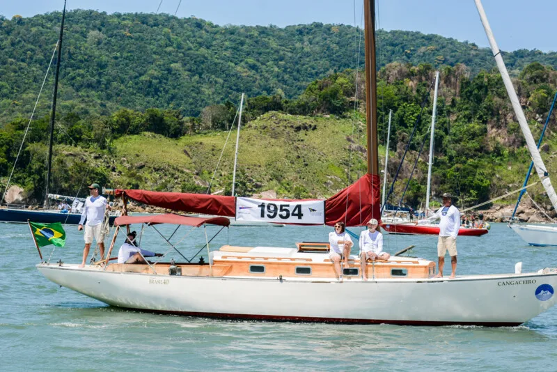 Veleiro Cangaceiro, vencedor de 1954, sendo homenageado no desfile