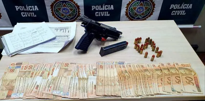 Com o criminoso, os policiais apreenderam uma pistola .40 com numeração raspada