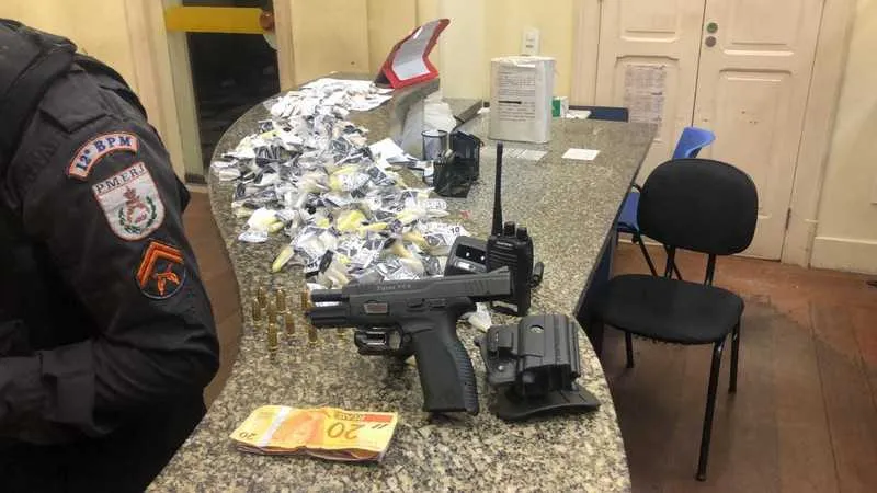 Pistola, rádio transmissor, drogas e dinheiro foram apreendidos