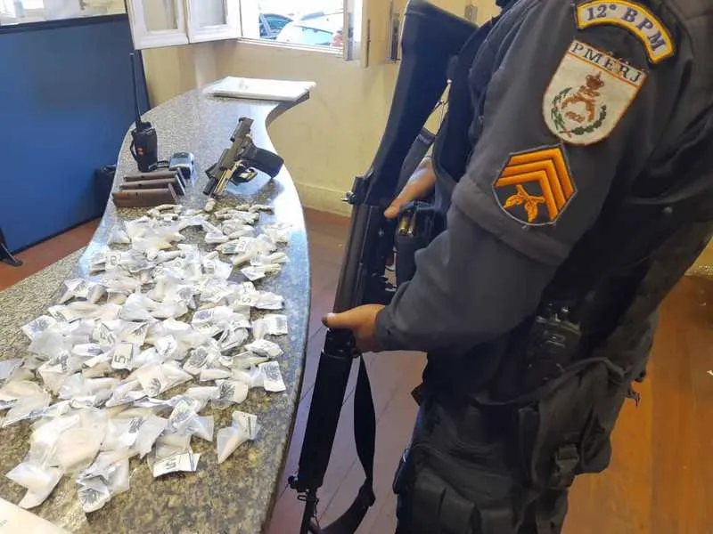 Pistola, drogas e rádios transmissores foram apreendidos na ação