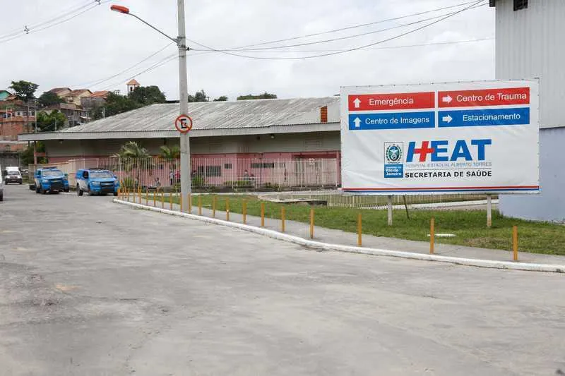 Homem foi encontrado baleado dentro de mala de carro no bairro Almerinda, em São Gonçalo, e levado para o HEAT