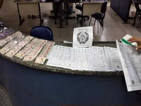 Na residência do acusado, houve apreensão de carteiras de trabalho, celulares e fichas de cadastro de previdência social  