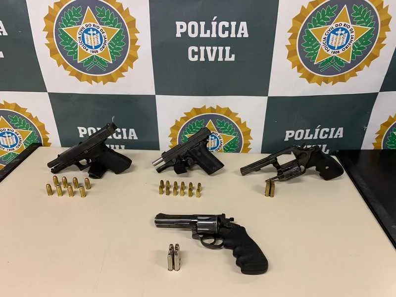 Armas foram apreendida com os acusados 