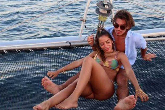 Gabriel e Anitta em momento de lazer no mar  