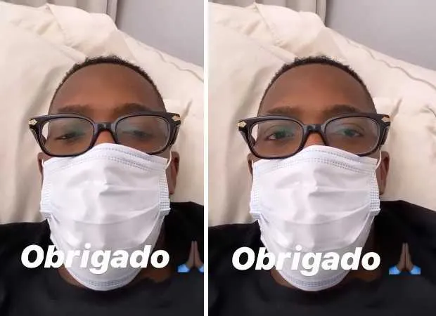 O cantor aguarda para remarcar a data de sua live na varanda de casa