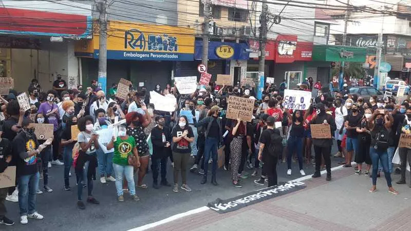 Imagem ilustrativa da imagem Manifestantes fazem ato contra o racismo no Centro de São Gonçalo