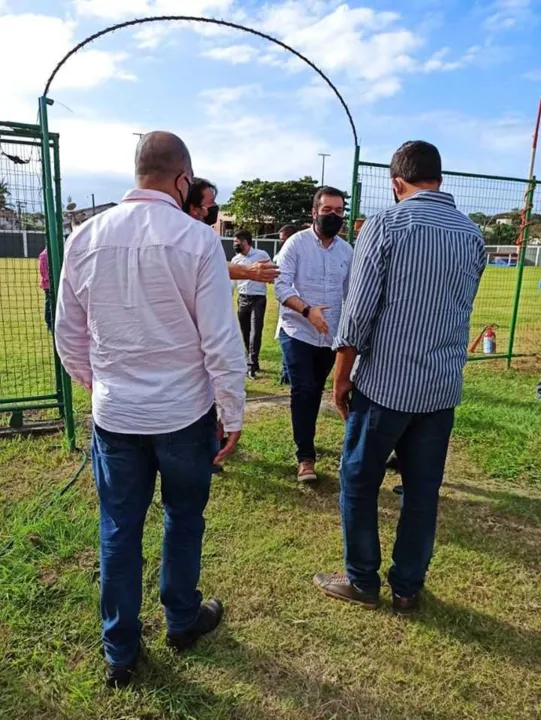 O vice-governador Cláudio Castro chegou a Búzios de helicóptero e apertou a mão de políticos locais.