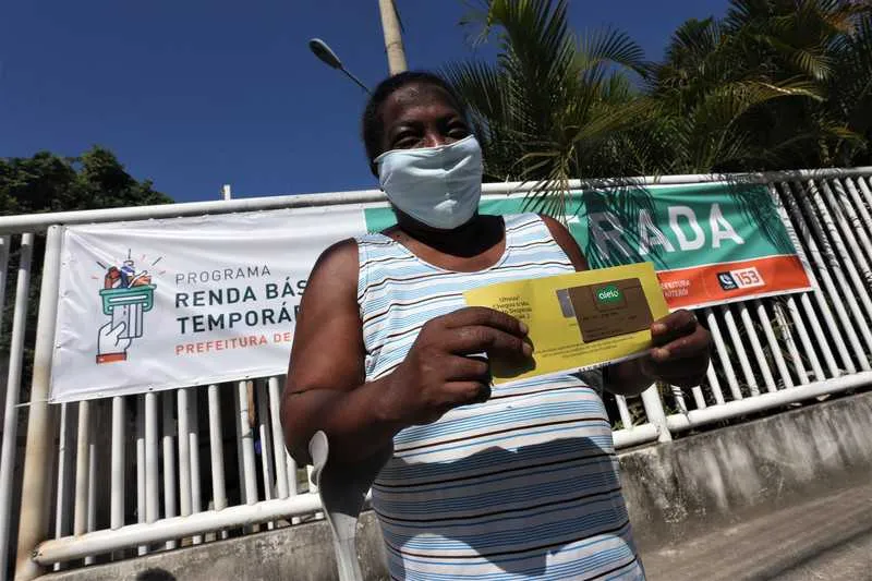Beneficiados vão receber um cartão que receberá créditos de R$ 500 por três meses