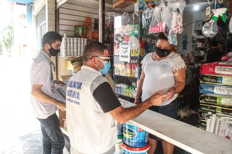 Comitiva está orientando comerciantes e consumidores sobre a prática das principais medidas de prevenção contra a coronavírus