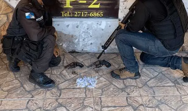 Imagem ilustrativa da imagem Um preso e armas apreendidas durante ação da PM no Engenho do Mato, em Niterói