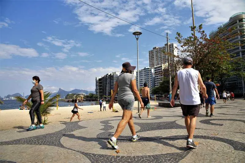 Estabelecimentos poderão funcionar com 50% das mesas, sem áreas externas e respeitando regras de higiene e distanciamento social.