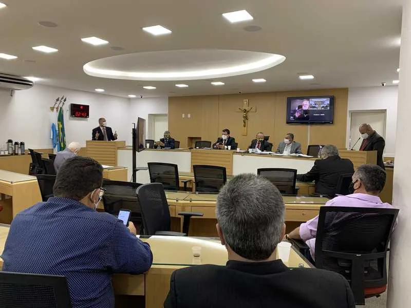 Na visão do presidente da Casa, em um primeiro momento, cabe uma ação judicial por injúria, calúnia e difamação 