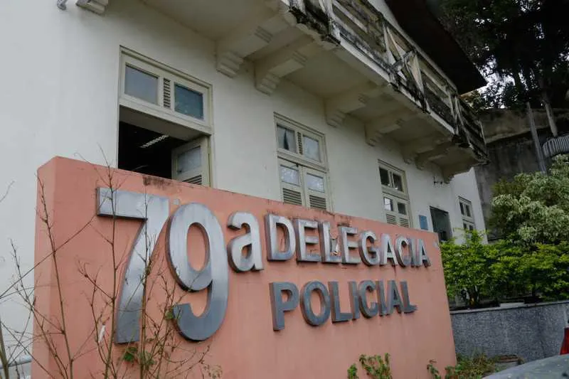 Contra ele havia um mandado de prisão pelos crimes de associação criminosa e porte ilegal
