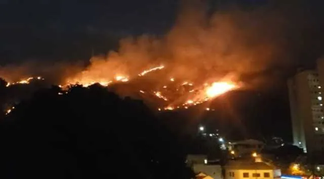 Foto do foco de incêndio em Cafubá.