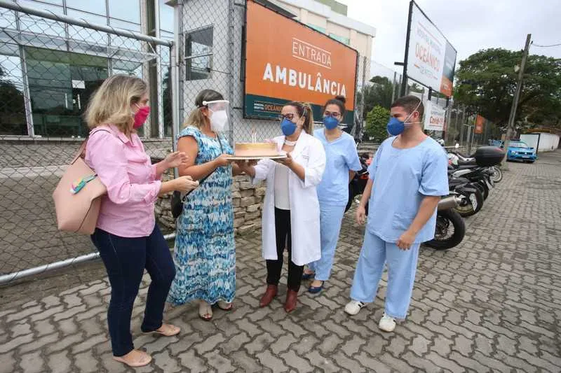 Imagem ilustrativa da imagem Profissionais do Hospital Oceânico, de Niterói, são presenteados