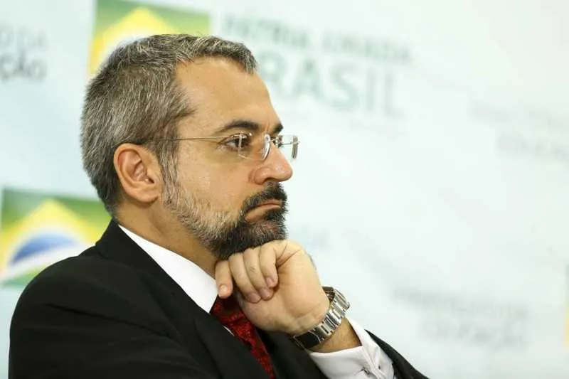 Governo corrigiu data da exoneração de Weintraub no governo em decreto no "Diário Oficial"