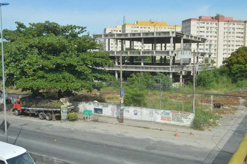 Obras do hospital estão até hoje no esqueleto