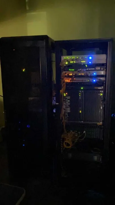Os policiais  estouraram dois pontos de fornecimento de TV a cabo e Internet