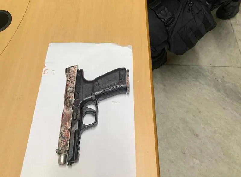 Uma pistola foi apreendida na localidade