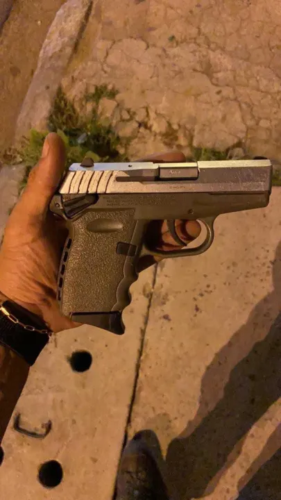 Uma pistola foi apreendida na operação