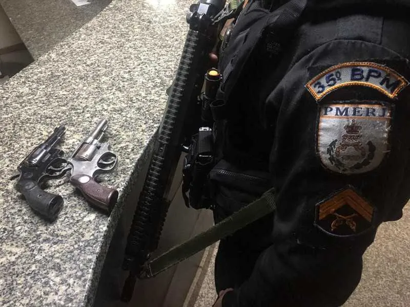 Dois revólveres foram encontrados com os homens