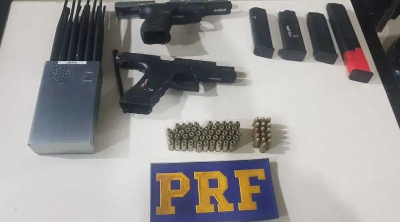 Foram encontradas duas pistolas e material para arrombamento de caixas eletrônicos