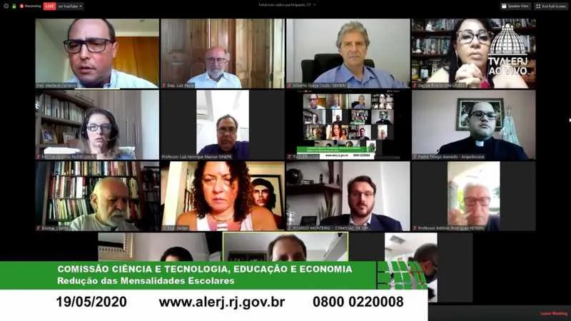 Participaram dos debates entidades de defesa do consumidor, de universidades, escolas, pais, alunos e profissionais de ensino, além de sindicatos. 