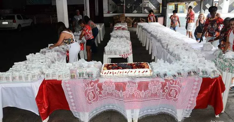 A exemplo do que acontece no Dia de Cosme e Damião, quadra centralizará trabalhos, mas comida será levada às famílias carentes  