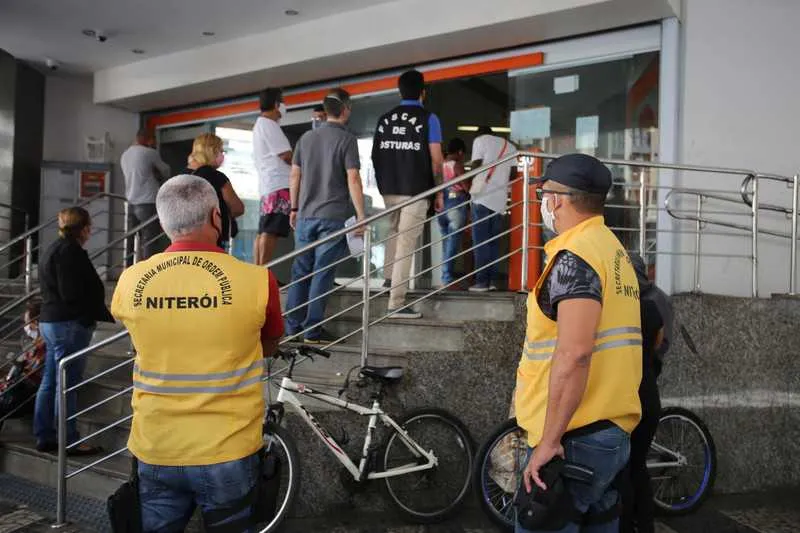 A restrição em Niterói começou essa semana com fiscalização aos bancos 