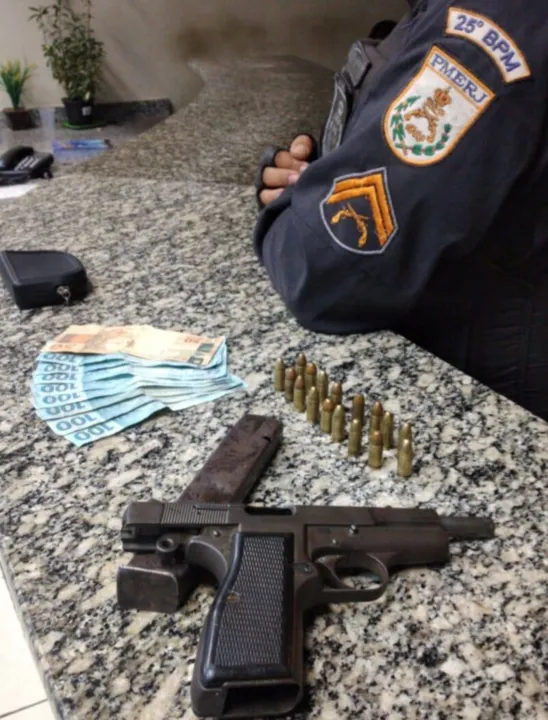Imagem ilustrativa da imagem Mulher é presa após PMs encontrarem arma em sua casa