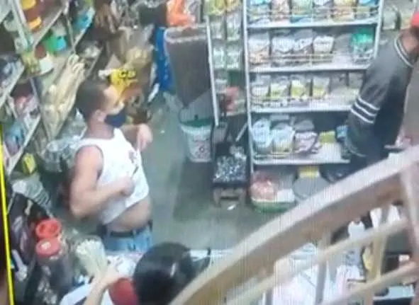 Criminoso armado abordou um homem e levou pertences de clientes