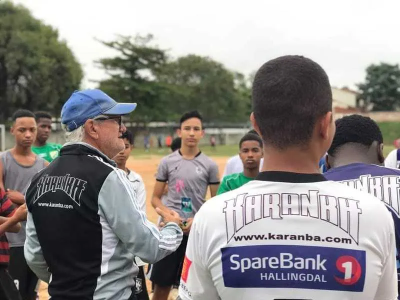 Serginho com os alunos do Karanba